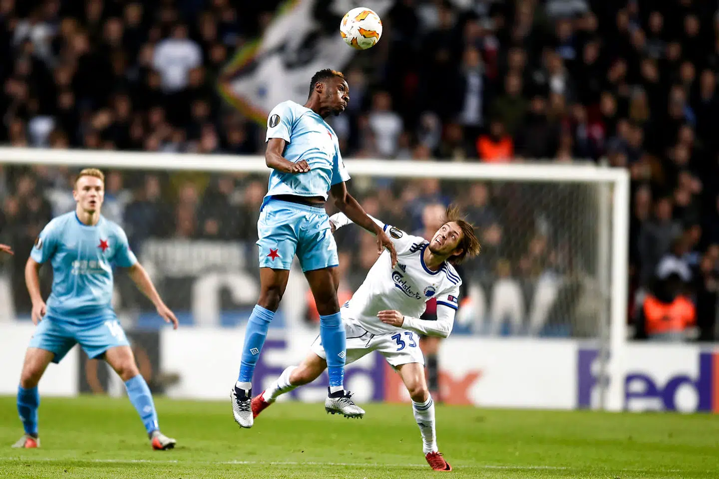 Rasmus Falk i duel i opgøret mod Slavia Prag.