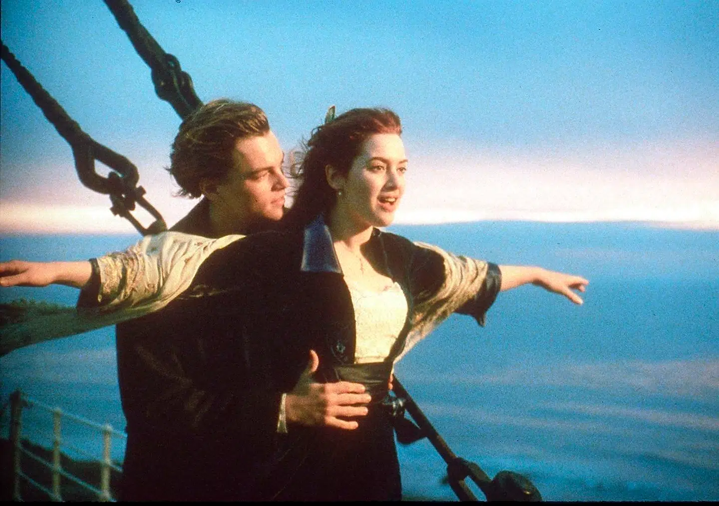 Actors Leonardo DiCaprio (tv) og Kate Winslet (th) i en temmelig berømt scene fra filmen Titanic.