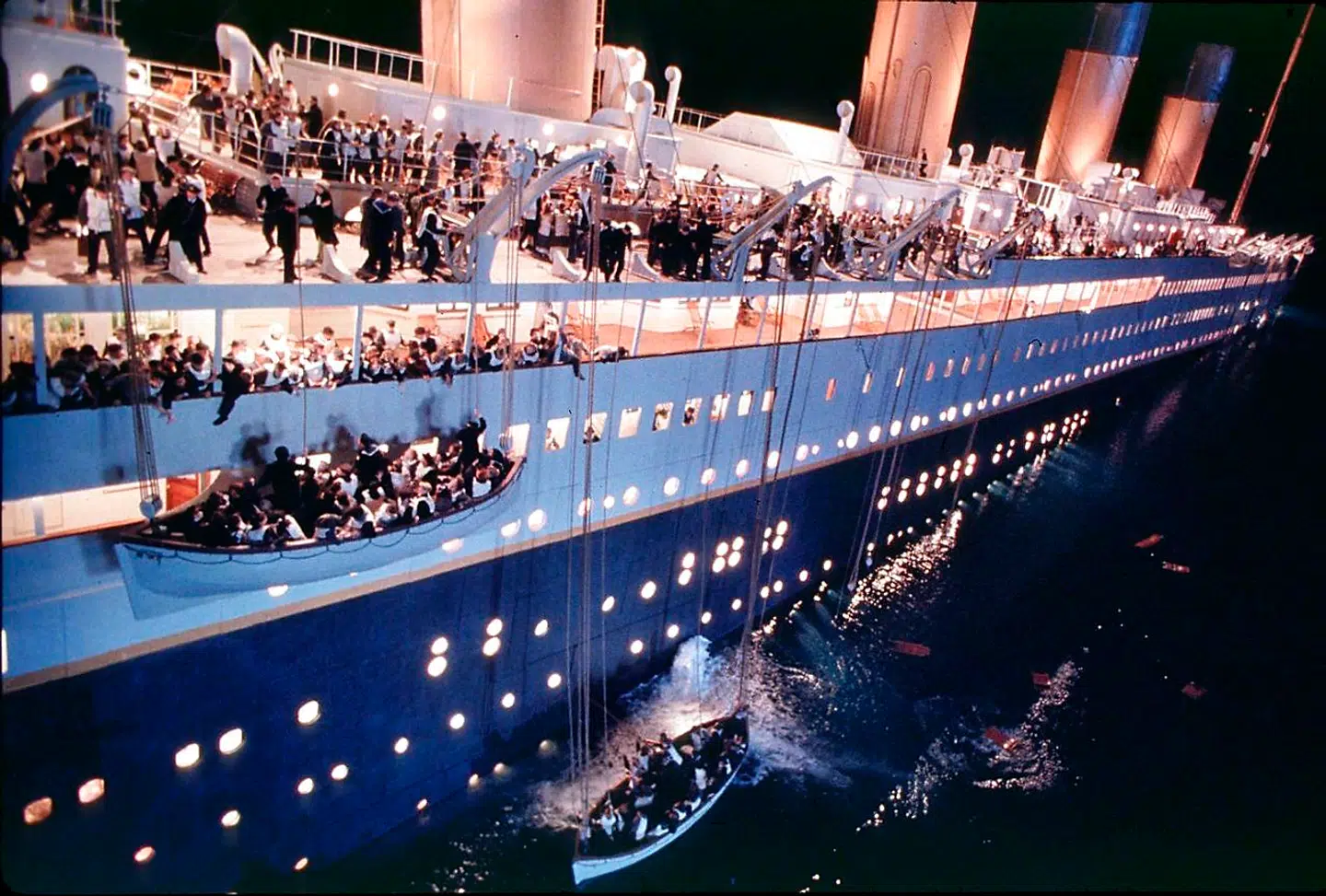 Her ses Titanic på vej til at synke, i en scene fra filmen Titanic.