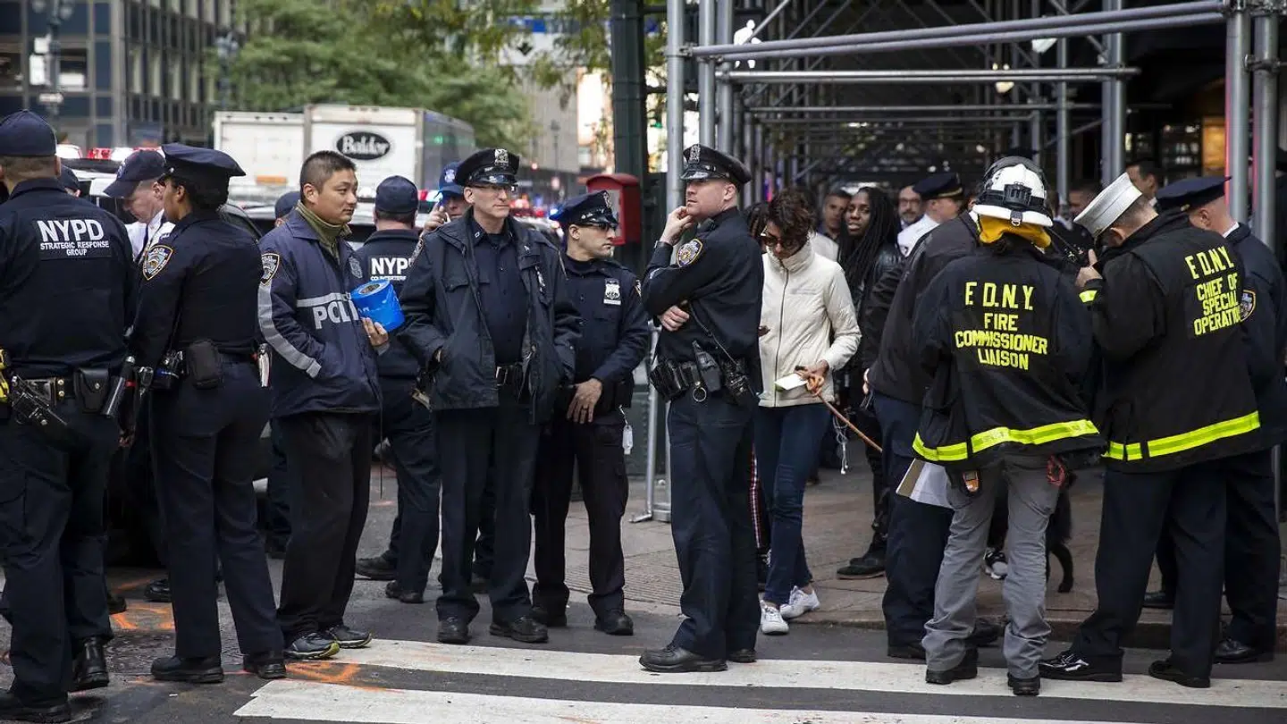 Time Warner Center i New York City blev evakueret efter fund af en mystisk pakke sendt til tv-stationen CNN's redaktion i bygningen.