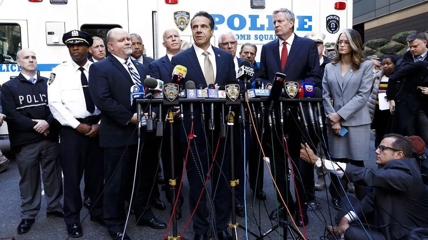 New Yorks guvernør, Andrew Cuomo, sagde onsdag ved et pressemøde, at han ikke vil blive overrasket, hvis der kommer flere mistænkelige pakker. Cuomo modtog selv en af de mistænkelige pakker, efter at pakker med rørbomber var blevet sendt til Hillary Clintons hjem uden for New York samt til ekspræsident Barack Obama og CNN