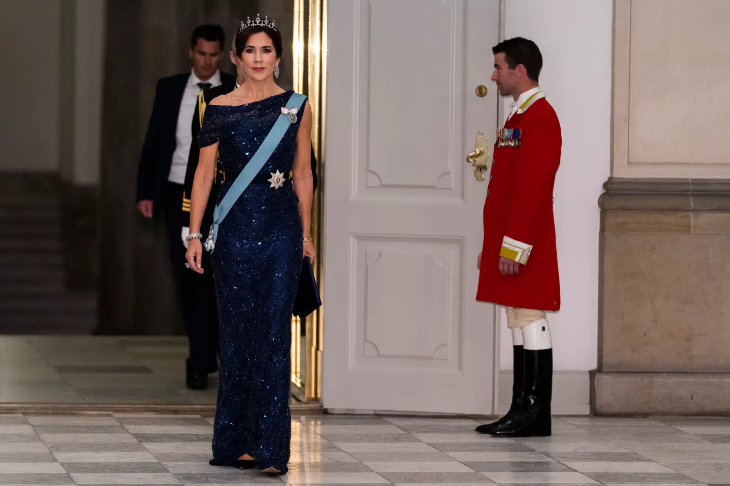 Her ankommer Kronprinsesse Mary til aftenselskabet. Hendes mand - Kronprins Frederik - kunne ikke deltage, da han for tiden deltager i Invictus Games i Sydney, Australien.