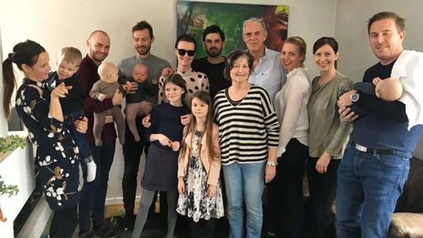 Lea og familien samlet. Lea står i midten med solbriller. Foto: Privat.