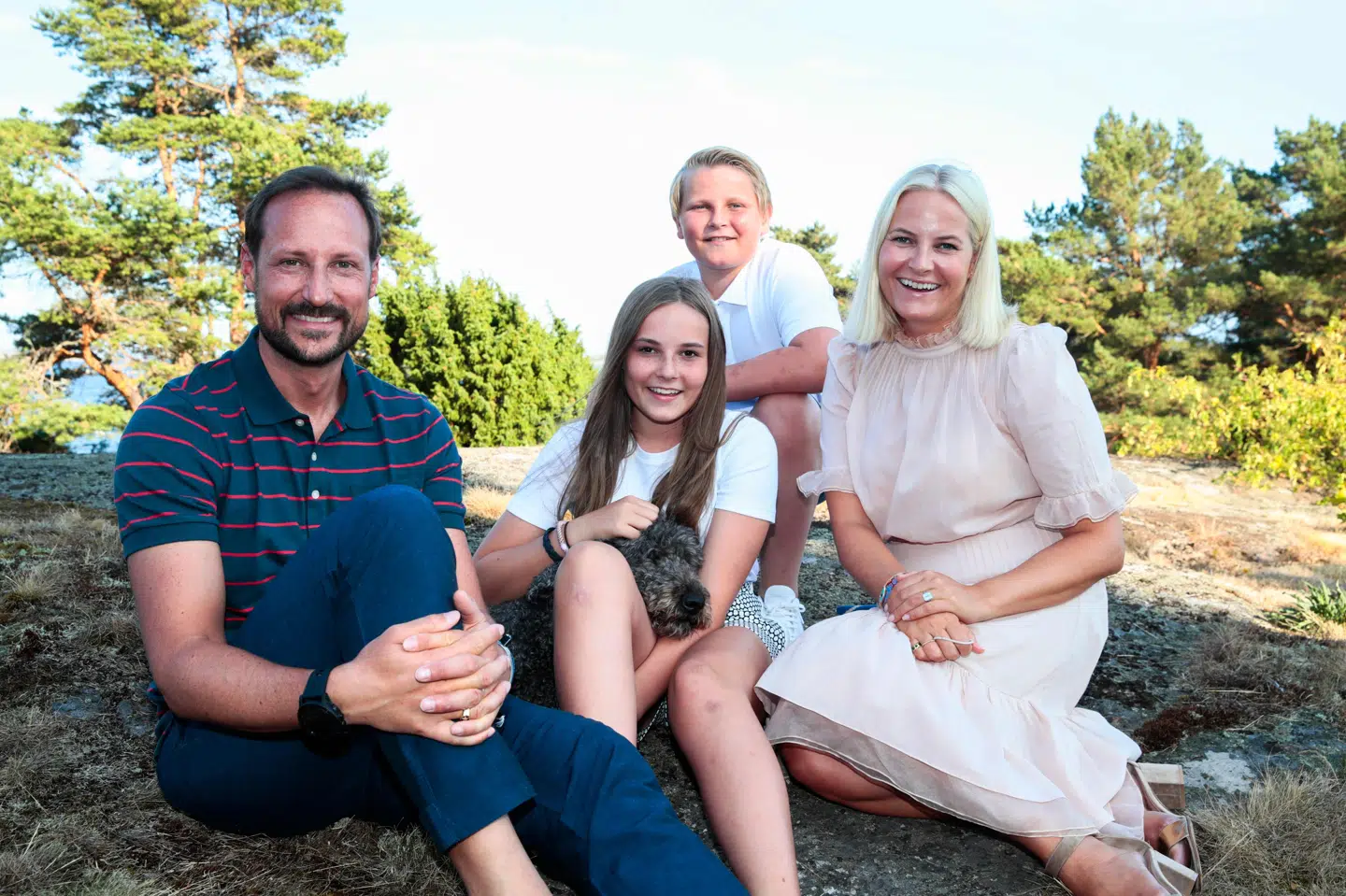 Den norske kronprinsesse, Mette-Marit, har fået konstateret en kronisk lungesygdom. Her er hun fotograferet i juli sammen med sin mand, kronprins Haakon, og datter, prinsesse Ingrid Alexandra, samt sønnen, prins Sverre Magnus. Lise Aaserud/Ritzau Scanpix