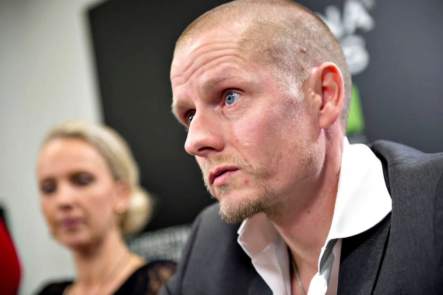 Det blev et både følelsesladet og tårevædet pressemøde, da Michael Rasmussen erkendte at have taget doping uafbrudt i årene fra 1998 til 2010. Michael Rasmussen sad selv med røde øjne, og med usikker stemmeføring bekendte han sine dopingsynder.