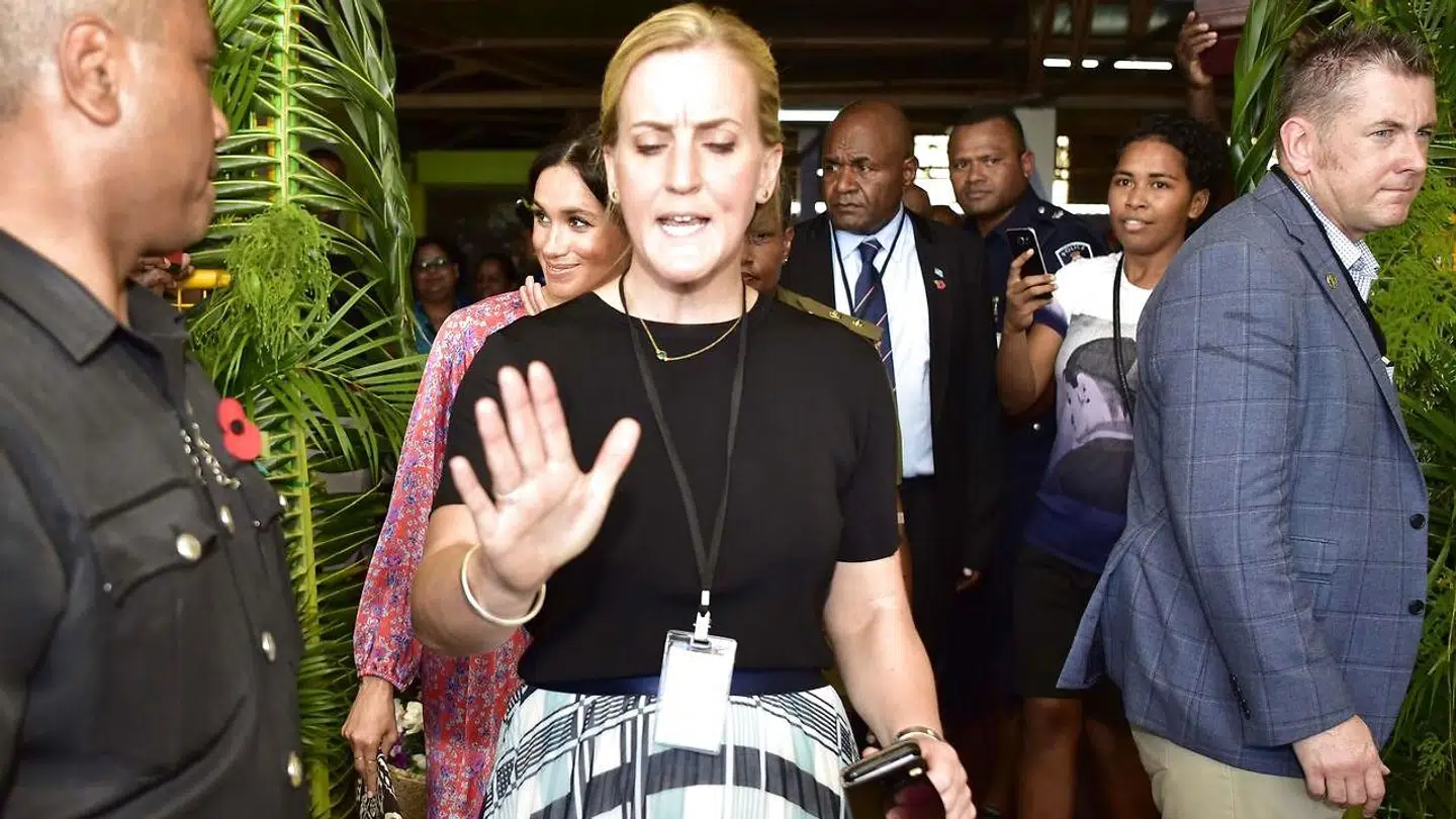 Hertugindens bodyguard forsøgte med fast hånd at guide hertuginden gennem den enorme menneskemængde, der var mødt op på et markede på Fiji for at hylde den gravide Meghan.