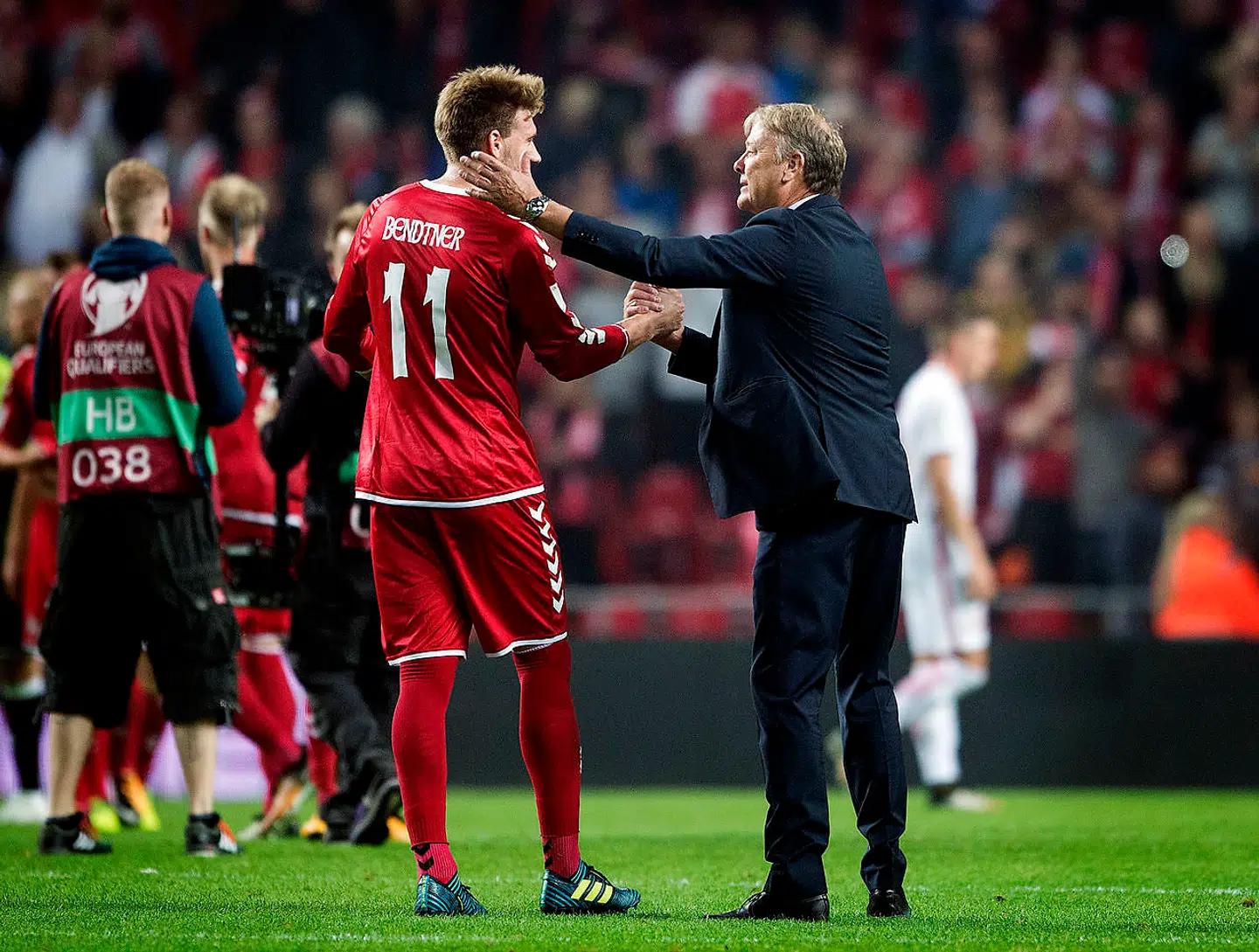 ARKIV. Coach of Denmark Aage Hareide and Nicklas Bendtner after the 2018 FIFA World Cup qualifying football match Denmark vs Poland at Parken, Copenhagen on September 01, 2017. PLUS Armbevægelserne er igen store hos Nicklas Bendtner, der har spillet godt og scoret masser af mål på det seneste. Han er klar til en hovedrolle på landsholdet. (Foto: Liselotte Sabroe/Scanpix 2017)