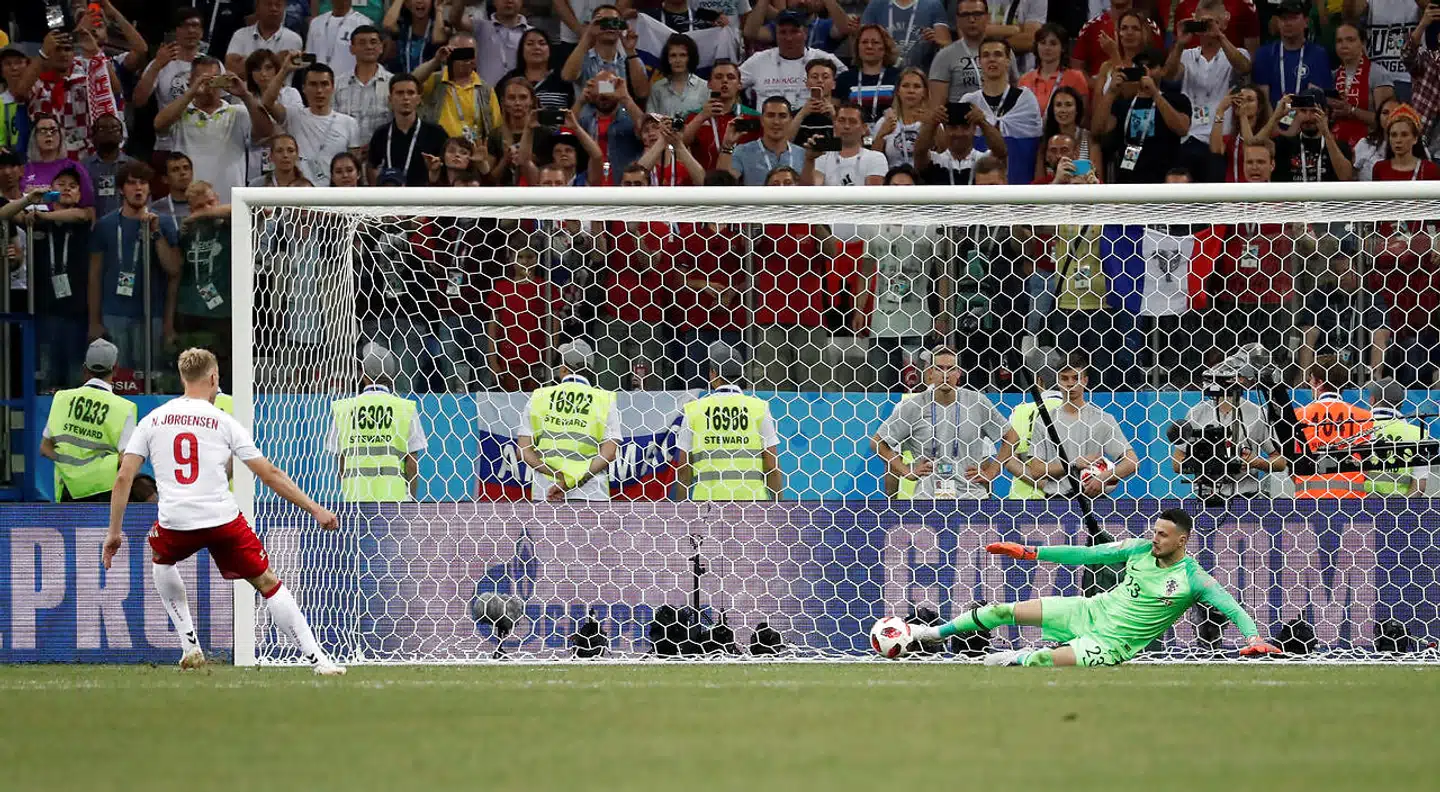 Nicolai Jørgensen misbruger sit straffespark på Danijel Subasic.