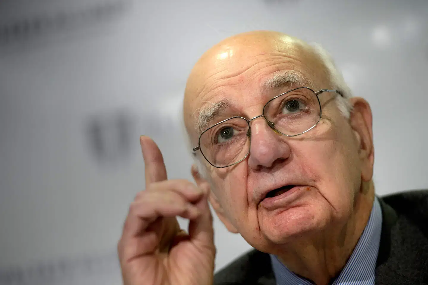 Den tidligere centralbankchef Paul Volcker frygter, at USA er ved at blive et rigmandsvælde, hvor der bliver stadigt større kløfter i samfundet. - Vi har et stort antal enormt rige mennesker, som har overbevist sig selv om, at de er rige, fordi de er smarte og konstruktive. Og de bryder sig ikke om myndighederne, og de kan ikke lide at betale skat, siger han. Brendan Smialowski/Ritzau Scanpix