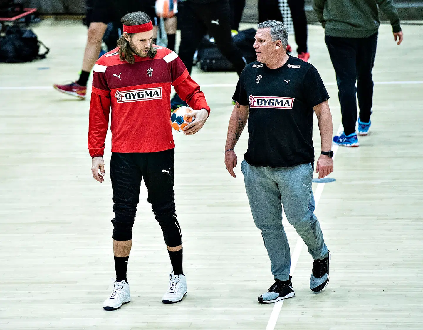 Danmarks cheftræner Nikolaj Jacobsen med Mikkel Hansen ved herrehåndboldlandsholdets træning på Ceres Arena i Aarhus, mandag 22. oktober 2018.