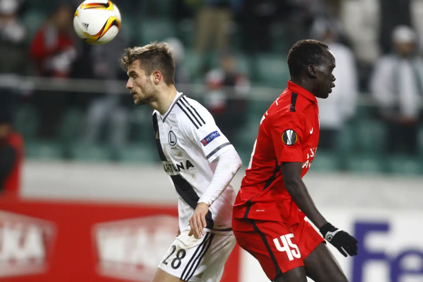 FC Midtjylland har forlænget kontrakten med Awer Mabil (til højre). Piotr Nowak/arkiv/Ritzau Scanpix