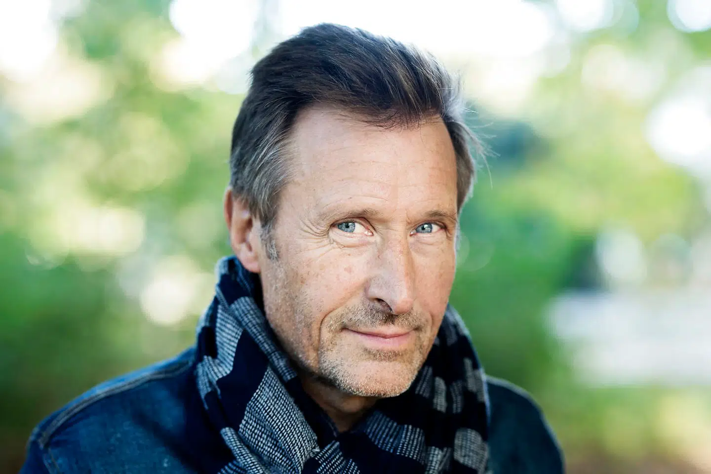 Skuespiller, forfatter og misbrugskonsulent Allan Olsen mener, at danske une drikker ALT for meget og begynder ALT for tidligt.