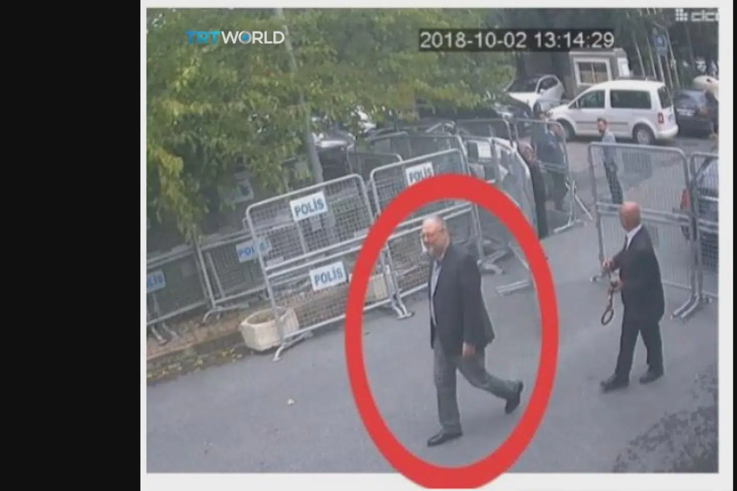 Et billede fra et overvågningskamera uden for det saudiske konsulat i Istanbul viser journalist Jamal Khashoggi gå ind på konsulatet den 2. oktober. Han kom aldrig ud igen. Saudi-Arabien afviser ethvert kendskab til, hvor liget af ham er. Scanpix