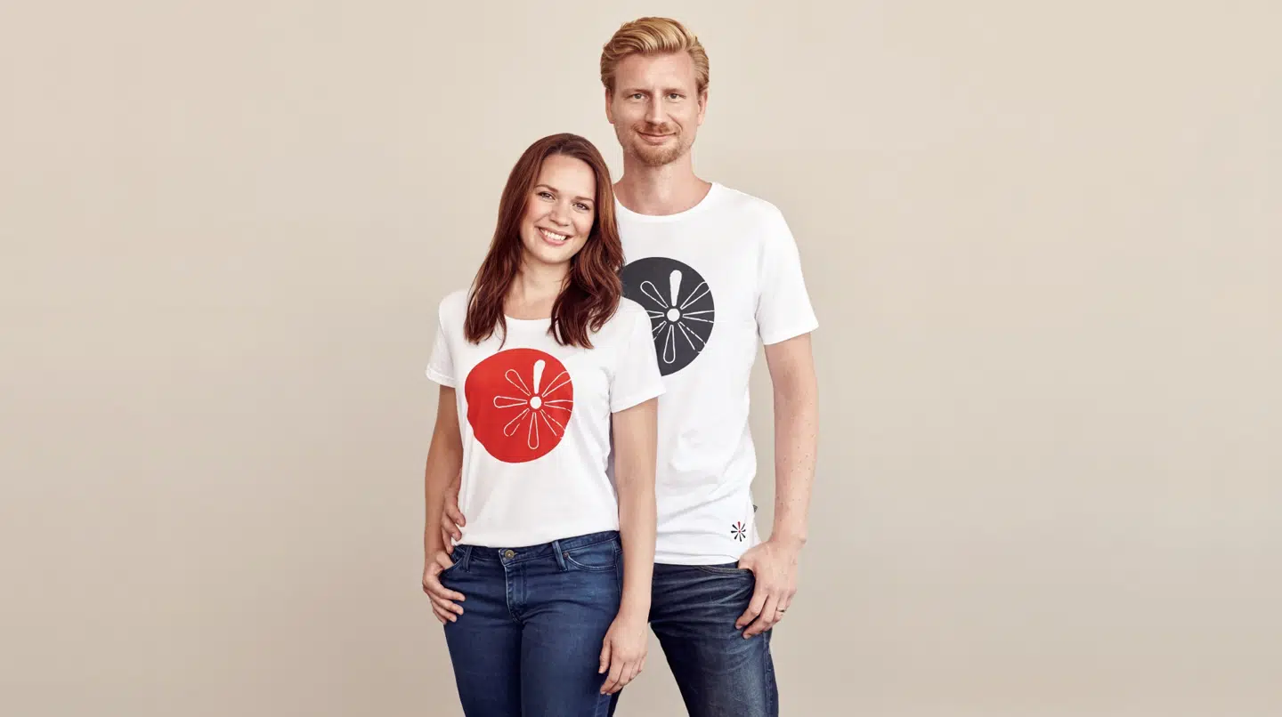 Amalie Dollerup og Andreas iført årets Knæk Cancer T-shirt. Foto: Bootz