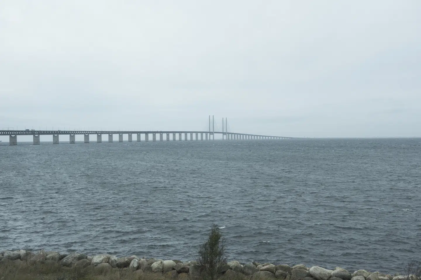 Mange kører for stærkt, når de passerer Øresundsbroen. Derfor efterlyser selskabet bag broen, at politiet sætter ind med mere kontrol. For eksempel ved at måle gennemsnitshastigheden for alle biler, der passerer broen. Kører man for stærkt, vil der automatisk blive sendt en bøde til den person, der ejer bilen. Anne Bæk/arkiv/Ritzau Scanpix