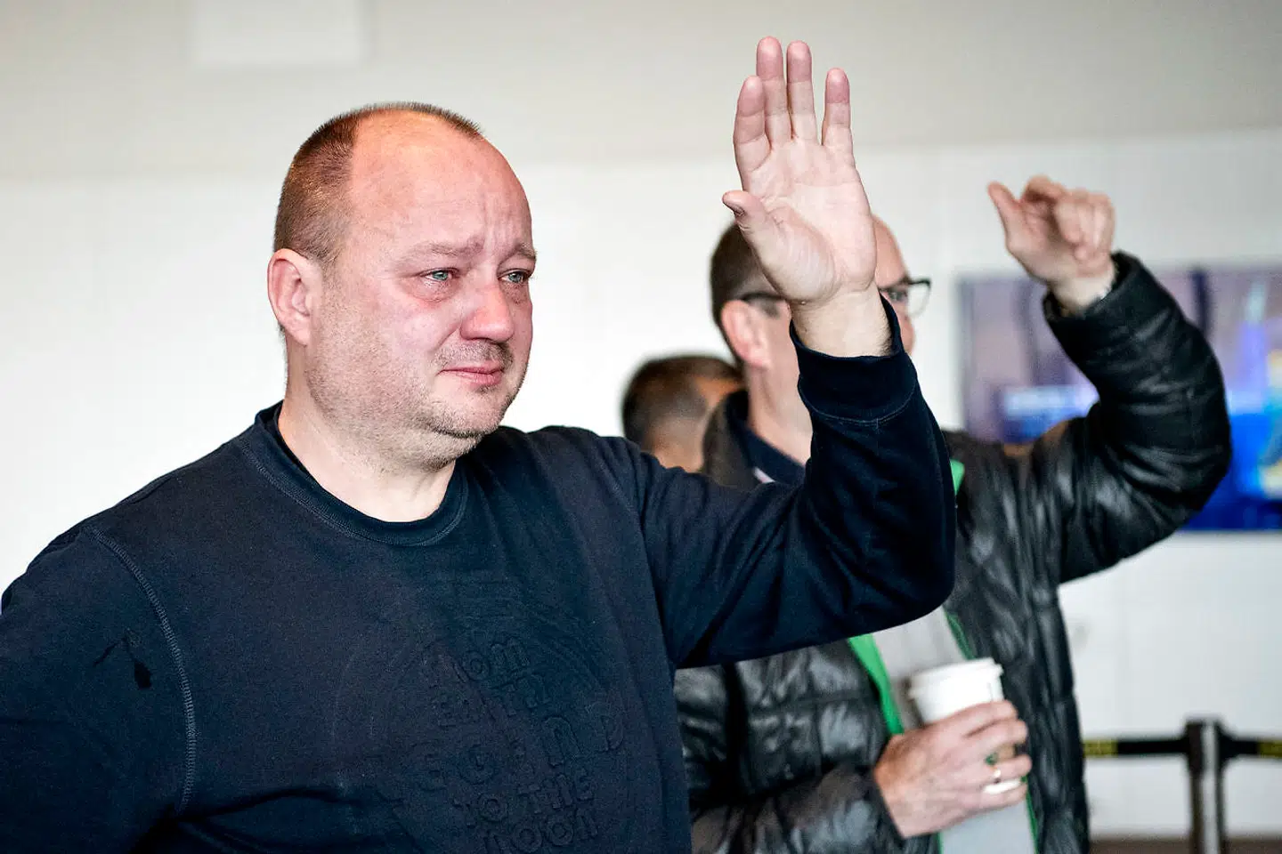 Stedfar Frank Thøgersen vinker farvel i Kastrup lufthavn til Atcharapan 'Mint' Yaungyai og sin hustru, Mints mor, Ratre Thøgersen.
