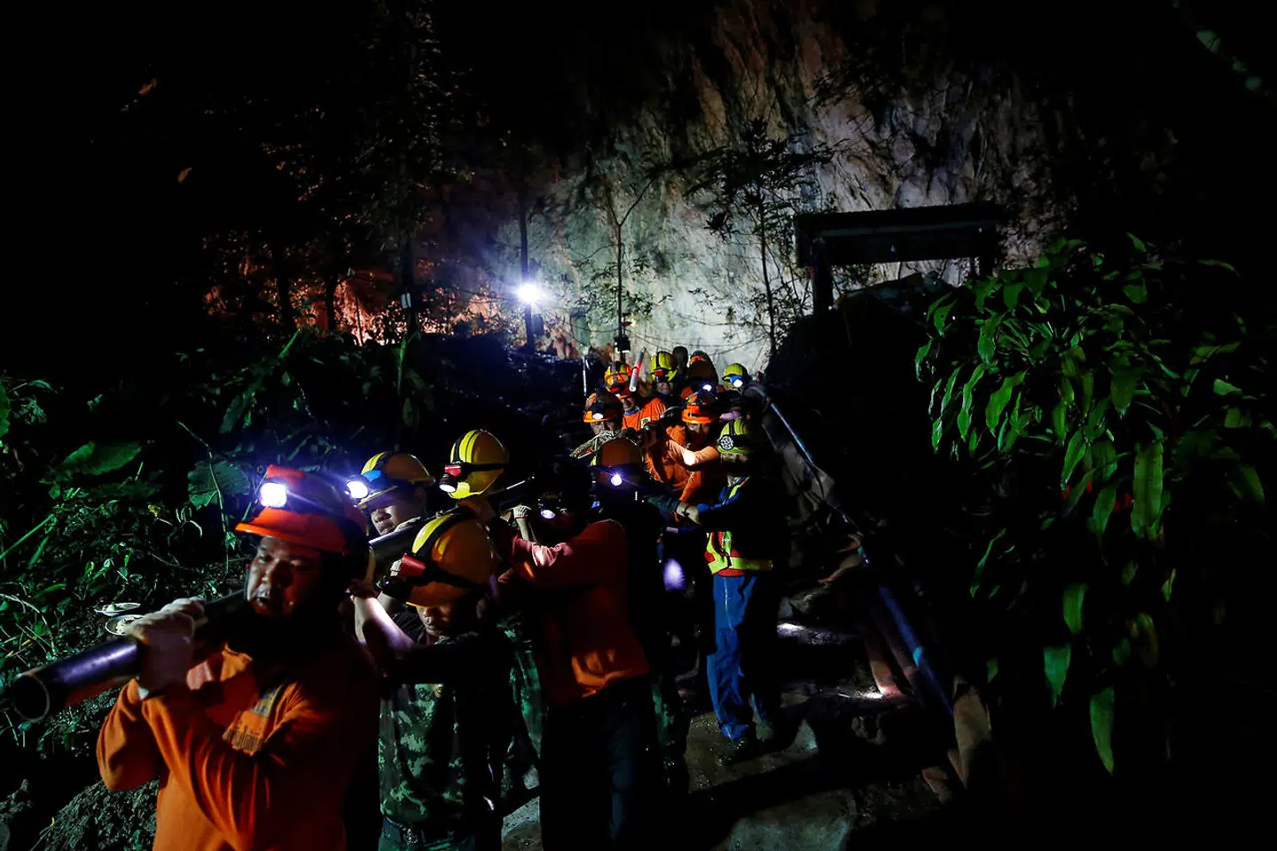Thailandske myndigheder sagde, at den tiltagende regn kunne betyde, at man måtte lade drengene blive i grotten til efter regntiden. Det havde betydet, at de skulle have tilbragt flere måneder i grotten.