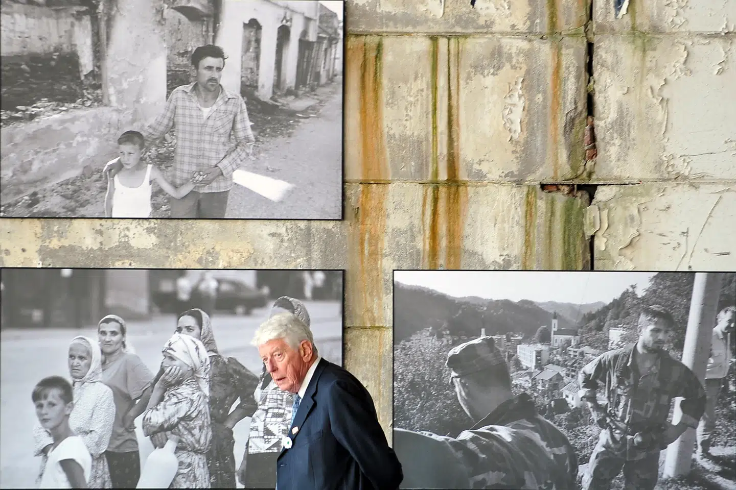 Den tidligere hollandske premierminister Wim Kok i juli 2015 under et besøg ved mindesmærket Potocari Memorial i anledning af 20-året for massakren i Srebrenica. Hollands regering fik i en rapport for nogle år siden kraftig kritik for, at hollandske FN-soldater ikke havde gjort nok for at forhindre massakren. Kritikken førte til Wim Koks afgang. Elvis Barukcic/Ritzau Scanpix
