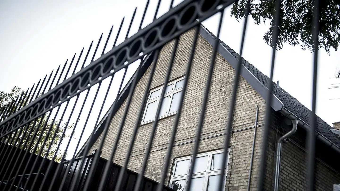 Svindelmistænkte Anna Britta Troelsgaard Nielsens hus i Hvidovre er med årene blevet mere sikret og privat.