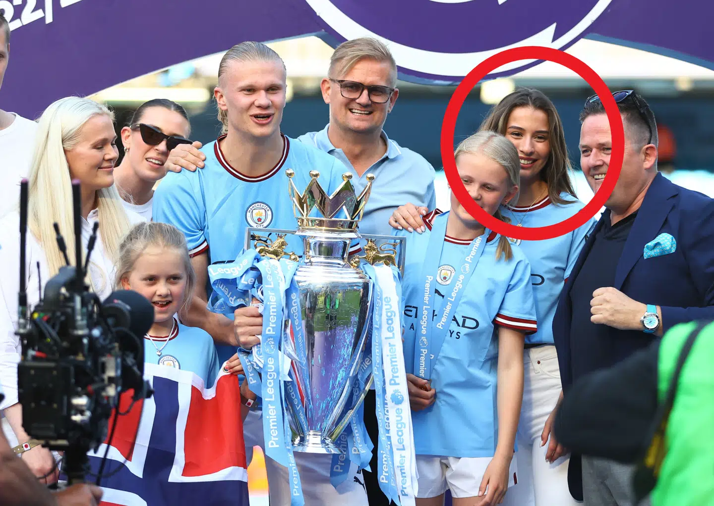 Erling Haaland fejrer mesterskabet med sin familie og sin kæreste.