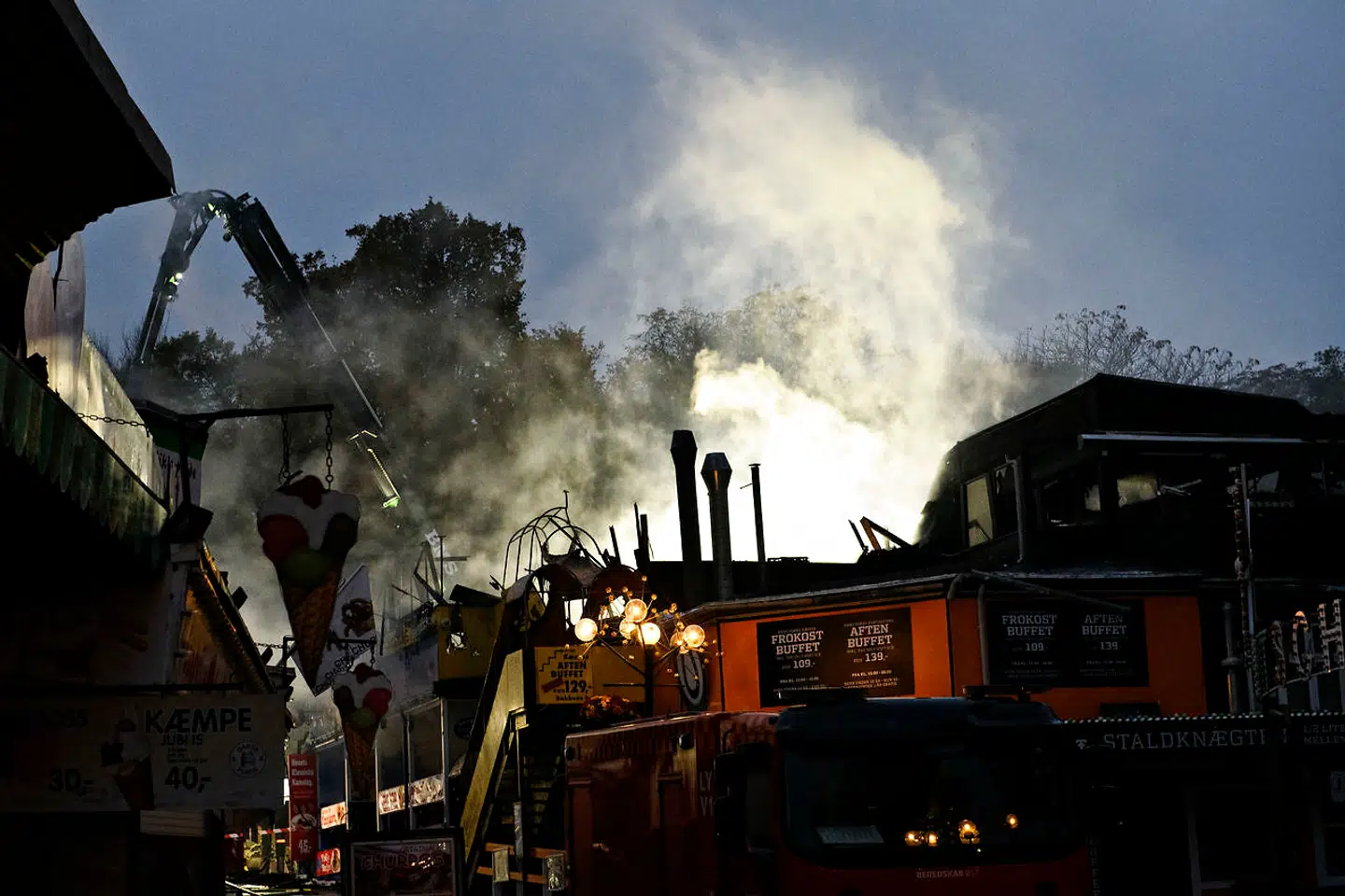 Dagen efter en brand onsdag aften brød ud i en restaurant i Dyrehavsbakken i Dyrehaven ved Klampenborg nord for København.