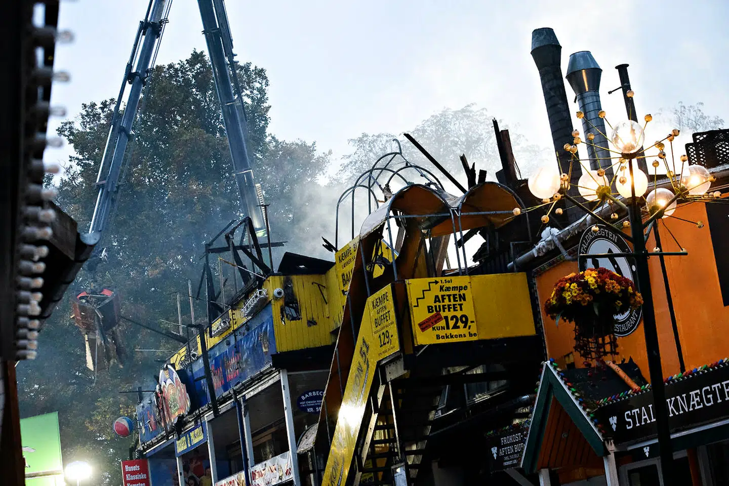 Dagen efter en brand onsdag aften brød ud i en restaurant i Dyrehavsbakken i Dyrehaven ved Klampenborg nord for København, torsdag den 18. oktober 2018. Foto: Philip Davali/Ritzau Scanpix