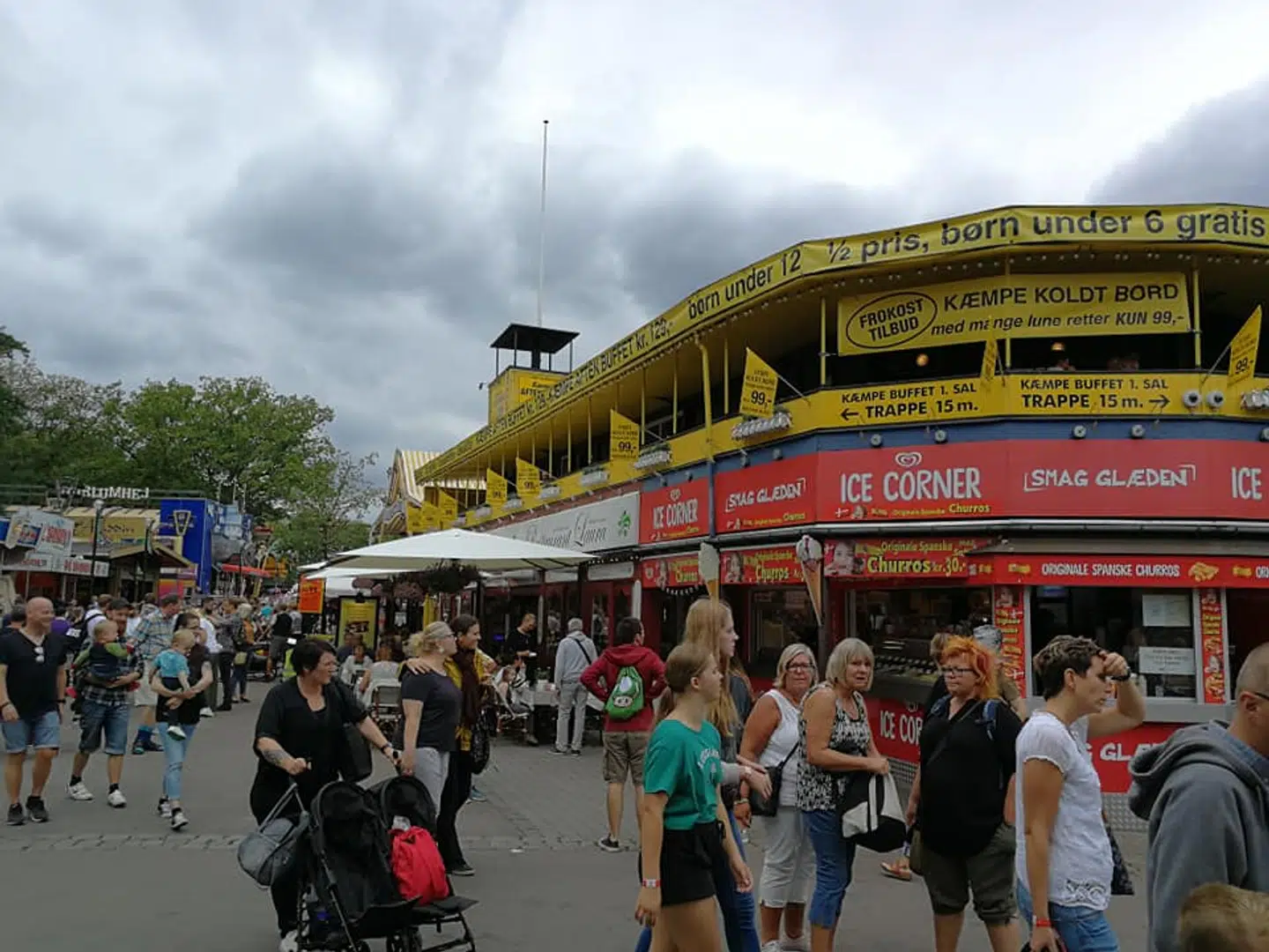 Sådan så hjørnebygningen på Dyrehavsbakken, hvor Balkon 51, Restaurant Laura og Ice Corner lå, ud før branden. Nu bygningen brændt ned til grunden.