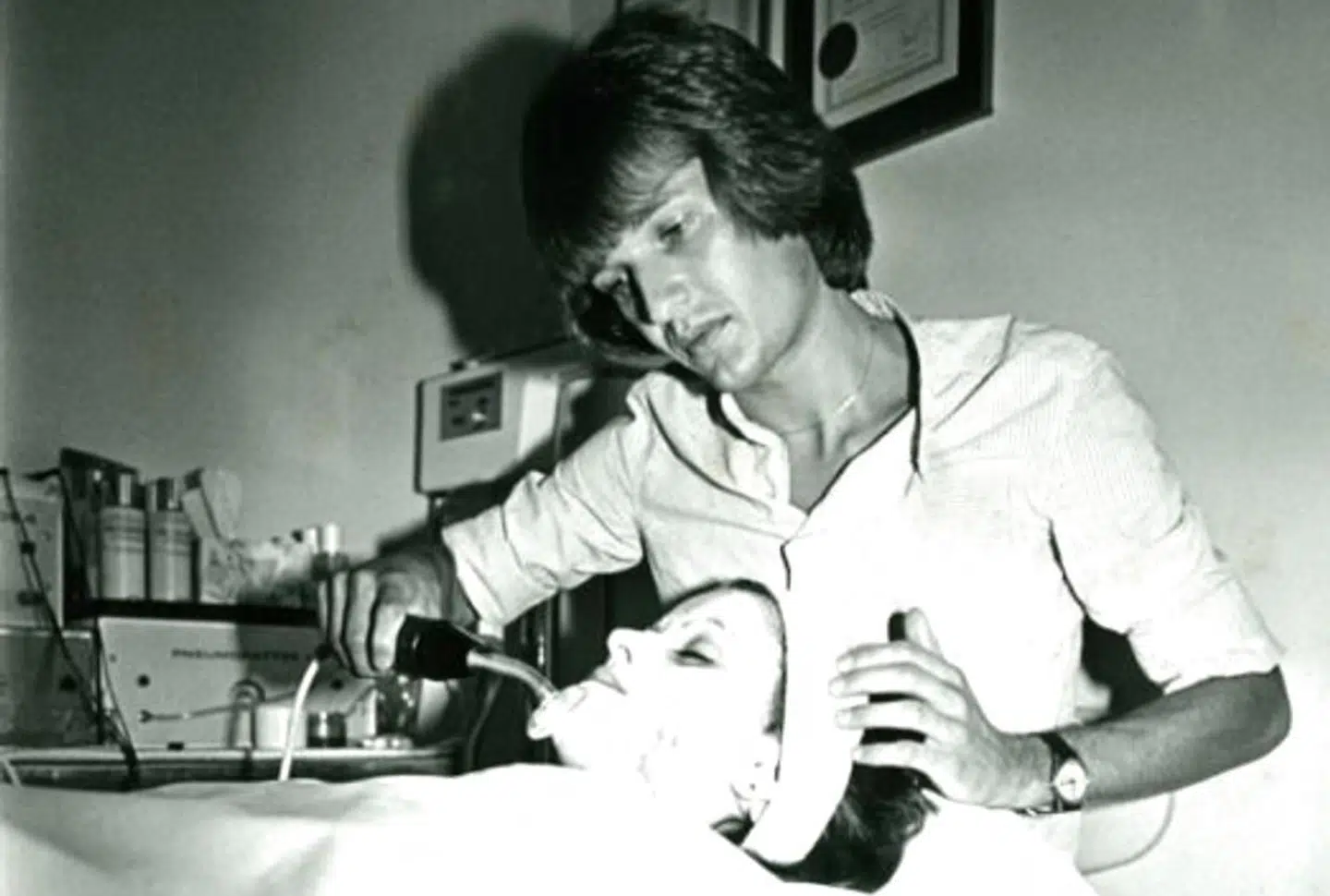Ole Henriksen åbnede sin hudplejeklinik i Beverly Hills i 1975. Senere blev han kendt som stjernernes 'skincare guru'.