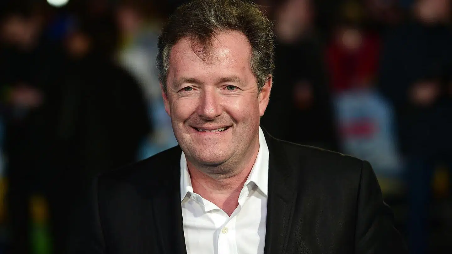 Piers Morgan kritiserer Meghan for at opføre sig falsk.