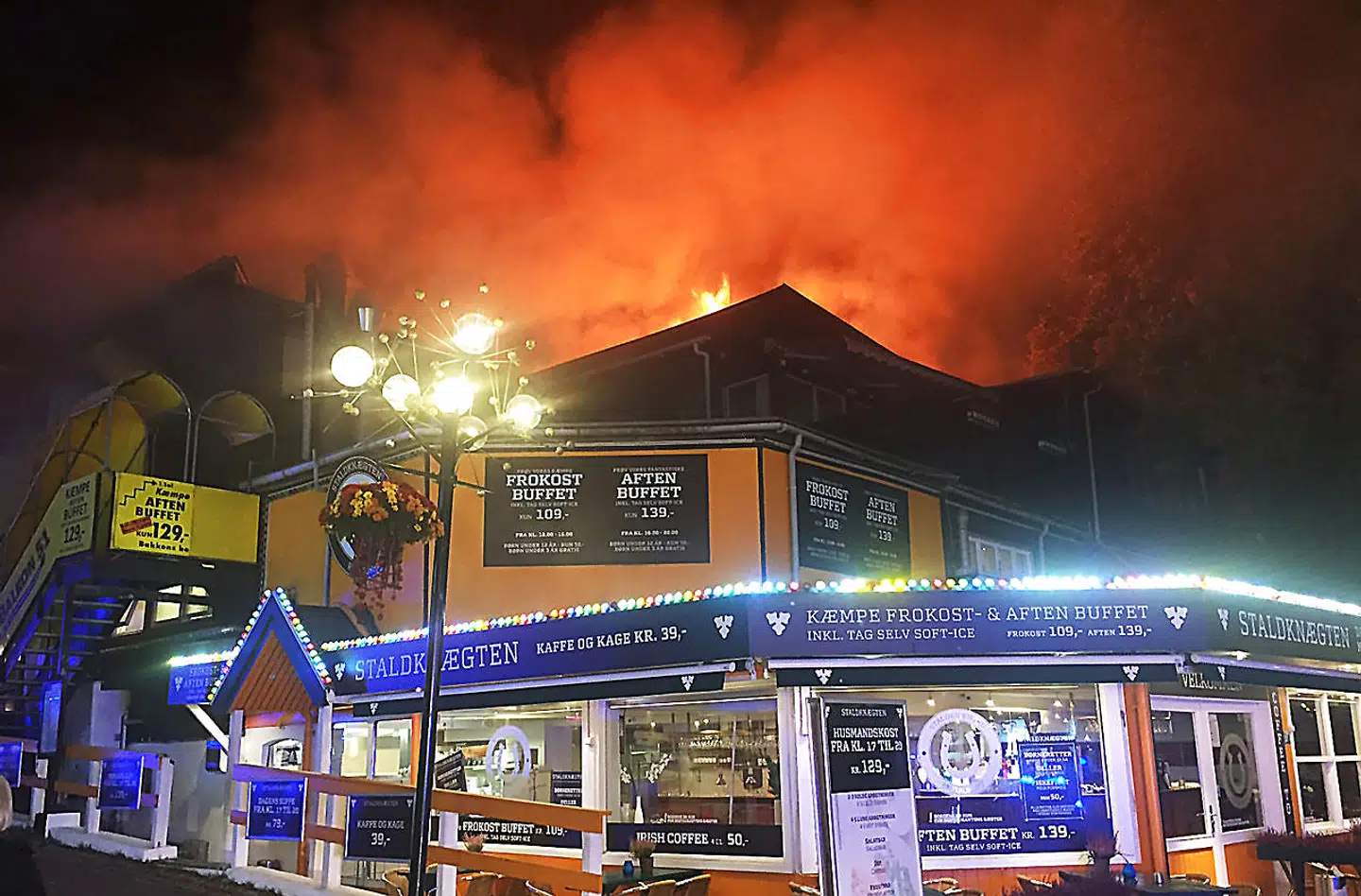 Restaurant Staldknægten er i brand på Dyrehavsbakken onsdag den 17. oktober 2018. (Foto: Jacob Meisner Caspersen /Ritzau Scanpix 2018).