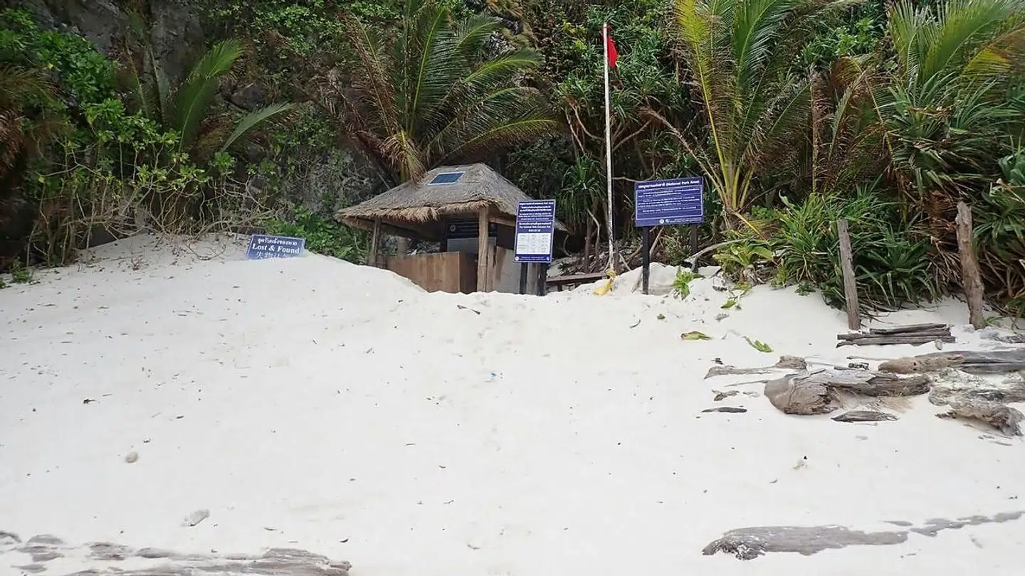 Sådas ser der ud i den nu tomme Maya Bay ved Phi Phi-øerne.