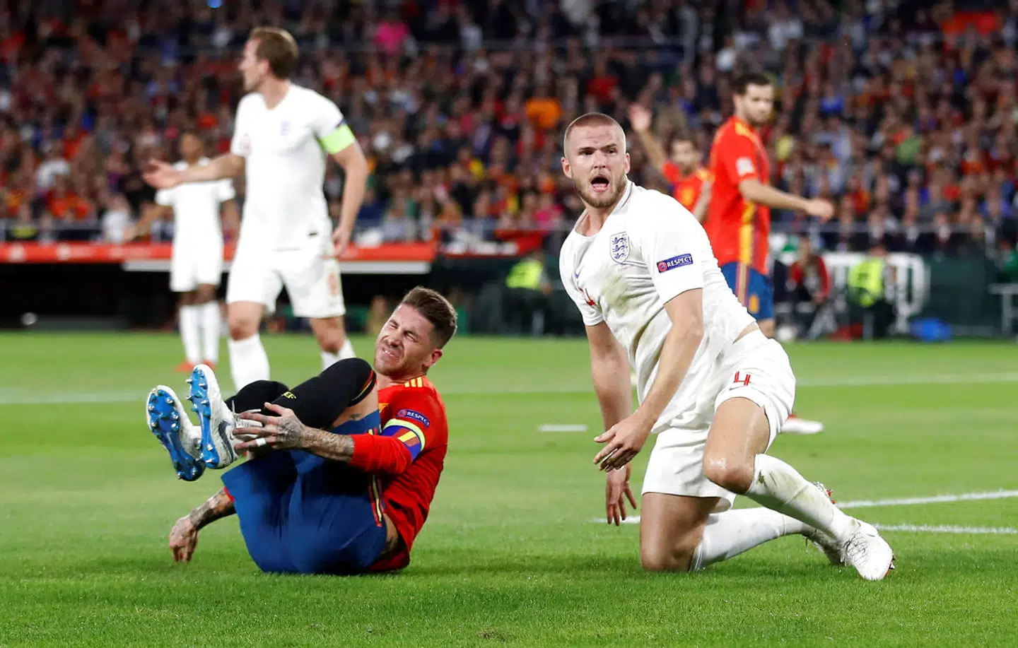 Eric Dier har netop sat tackling ind på Sergio Ramos.