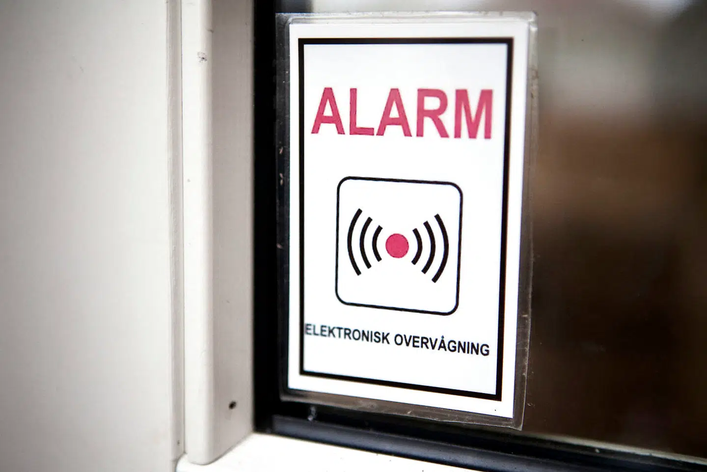 Arkivfoto:Pape vil straffe hårdere for indbrud, mens folk er hjemme. Straffen skal øges med en tredjedel, hvis der er nogen hjemme, når tyven bryder ind, mener justitsminister. Se RB kl.18.15 d. 20.02.2017. Arkivfoto: RB PLUS Indbrudssager syltes af presset politi. ARKIVFOTO.Se Ritzau 12/10 2015 09.28.- - Indbrudssager syltes af presset politi. Politiet bruger så mange kræfter på terrortrusler og flygtninge, at sager om indbrud nedprioriteres. Hvert eneste indbrud skal efterforskes, siger Venstre. // RB - 4/12 2013 10.39. Højeste tal i fem år: Indbrudstyvene har en travl jul. Der har i år været flere indbrud i dagene op til jul, end der har været de seneste fem år. Endnu inden den gode julemad er sat til livs og der er danset om træet, har 650 familier haft besøg af ubudne gæster. Det viser en opgørelse fra Rigspolitiet over anmeldte indbrud den 20., 21., 22. og 23. december. (Foto: Camilla Rønde/Scanpix 2017)