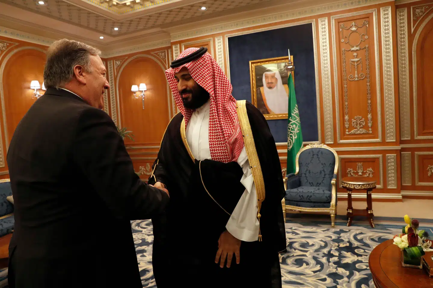USA's udenrigsminister, Mike Pompeo (tv.), er tirsdag mødtes med Saudi-Arabiens kronprins, Mohammed bin Salman (th.). Mens de to var sammen har bin Salman ringet til USA's præsident, Donald Trump, oplyser præsidenten. Leah Millis/Ritzau Scanpix
