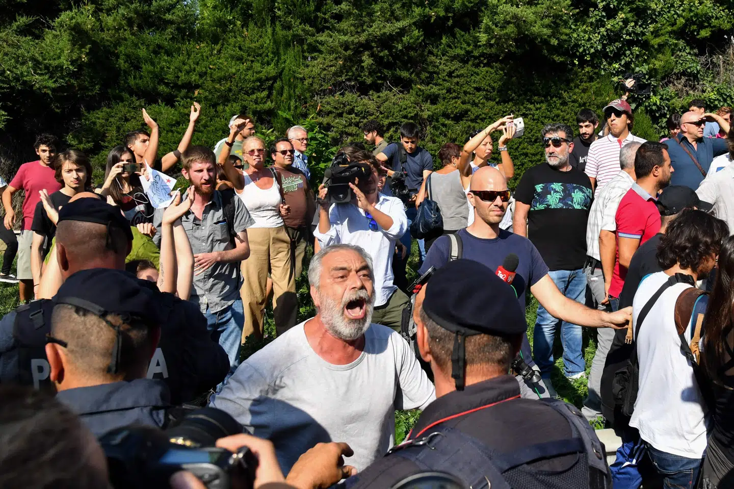 Italienske aktivister, som støtter migranter, demonstrerer i Rocco di Papa nær Rom mod højreorienterede aktivister, som protesterer mod, at der kommer migranter til det katolske kirkecenter »Mondo Migliore«. Andreas Solaro/Ritzau Scanpix