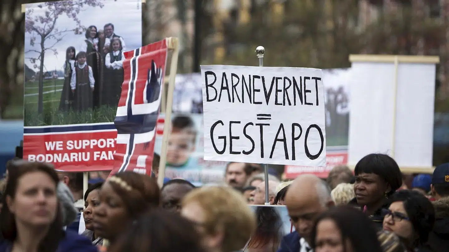 De norske børnemyndigheder – Barnevernet – er på ny i modvind. Billedet her er fra en demonstration i 2016 mod Barnevernet, og nu drejer det sig om en af Barnevernets eksperter i tvangsfjernelse – en psykiater, som var afhængig af børneporno i 20 år.