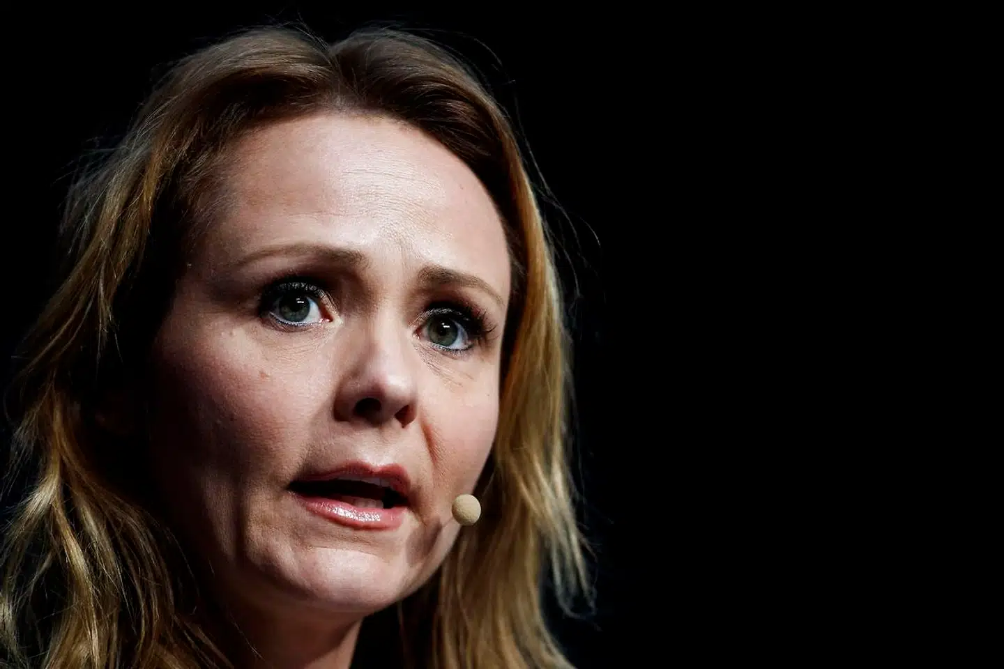 Den norske børne- og ligestillingsminister, Linda Hofstad Helleland, har fået bred kritik for ikke at ville svare på BBCs kritik, og fordi hun konstant henholder sig til, at der er tale om »følsomme personsager«.