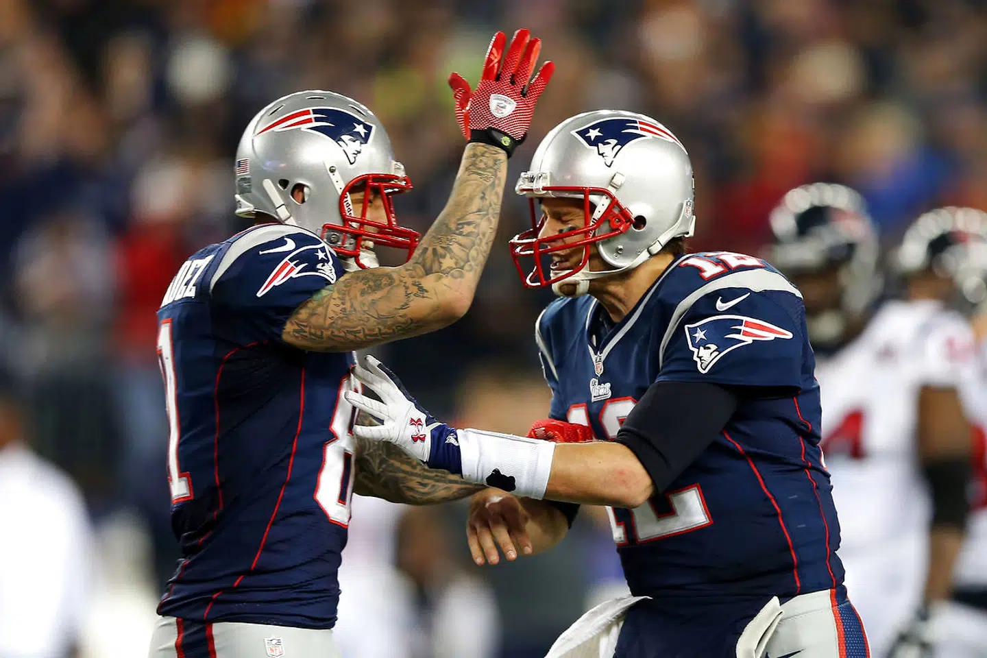 Hernandez (tv) var et farligt våben for New England Patriots' quarterback Tom Brady (th).