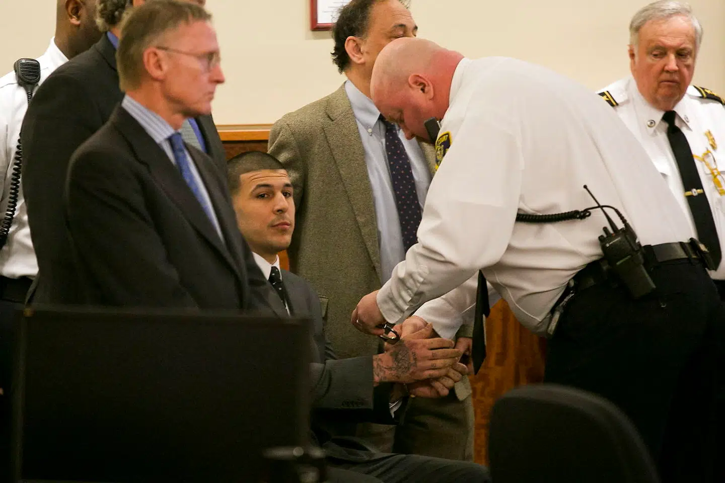 Aaron Hernandez får håndjern på, efter han er 15. april 2015 blev dømt for mordet på Odin Lloyd, der fandt sted i juni 2013.