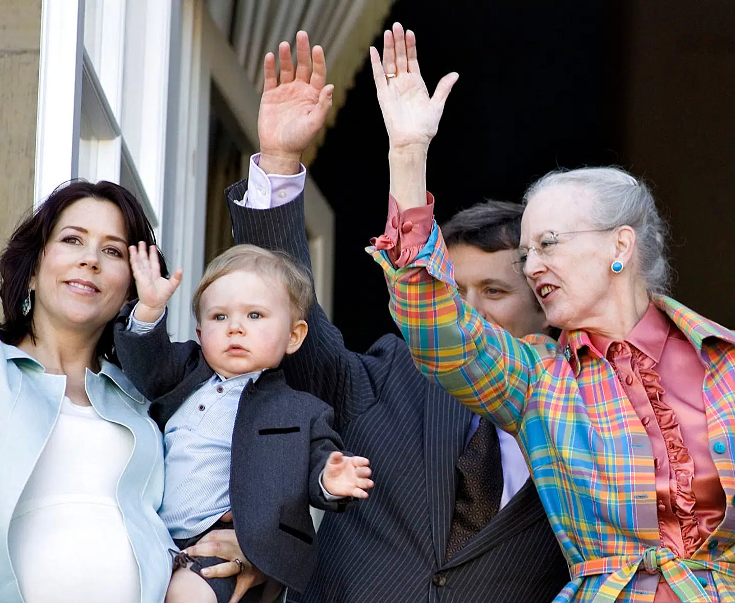 Dronning Margrethe fejrer sin 67-års fødselsdag med familien på balkonen på Amalienborg Slot. Her sammen med prins Christian, kronprins Frederik og kronprinsesse Mary.