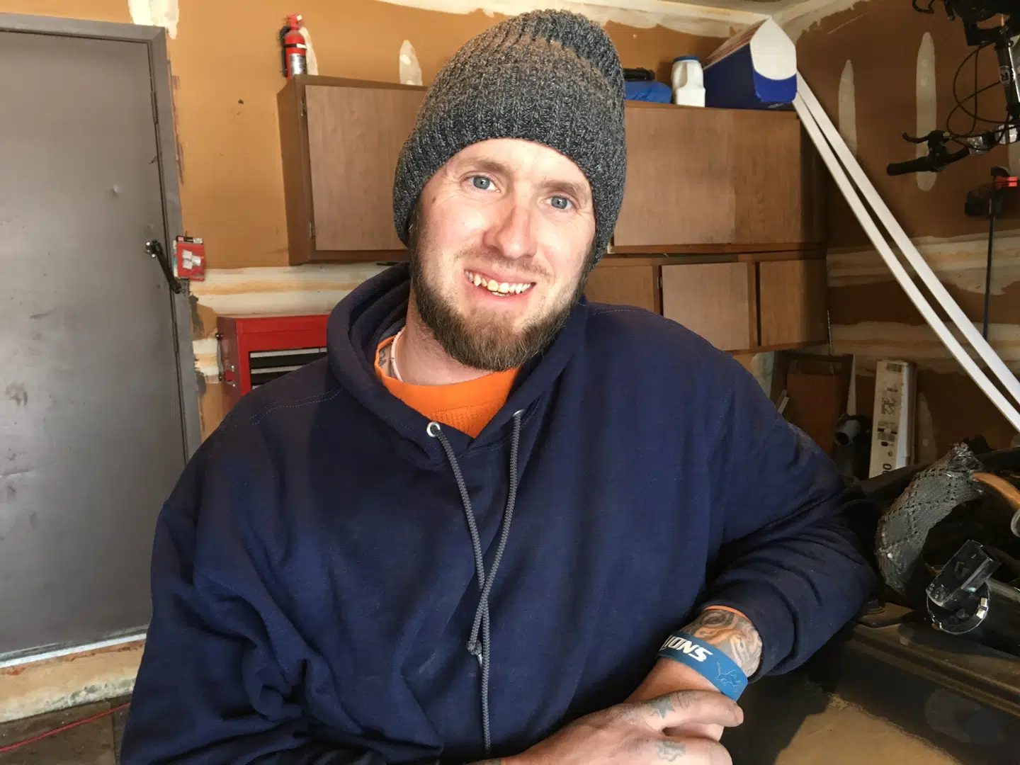 Brandon Scott, fabriksarbejder: »For at være helt ærlig, så synes jeg ikke, at Donald Trump er hverken værre eller bedre end de fleste andre præsidenter, jeg kan huske. Han snakker en del. men der sker ærligt talt ikke så meget. Aktiemarkedet kører flot. Men jeg ejer ingen aktier. Og så vidt jeg ved, er vores underskud på betalingsbalancen blevet endnu større, end det var under Obama. Jeg er ikke imponeret.«