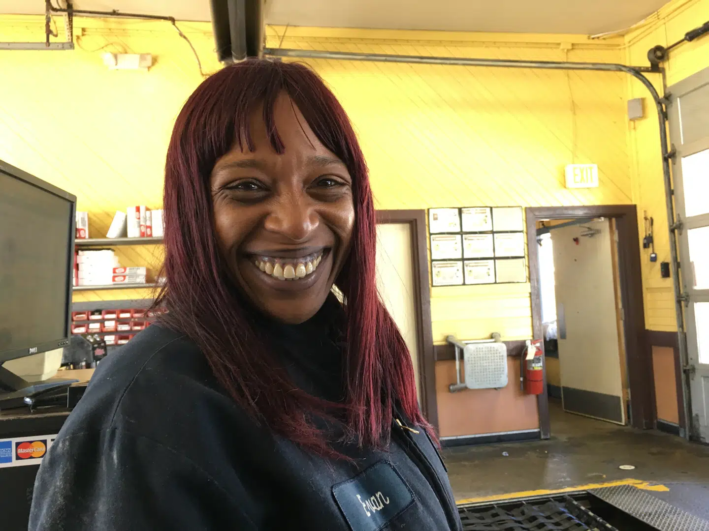 Lisa Evan, bilmekaniker: »Jeg bryder mig ikke om Trump som person. Men jeg må indrømme, at jeg er imponeret over, hvad han har gjort for økonomien. Jeg kan mærke det på mine kunder her på værkstedet. Optimismen vokser.«