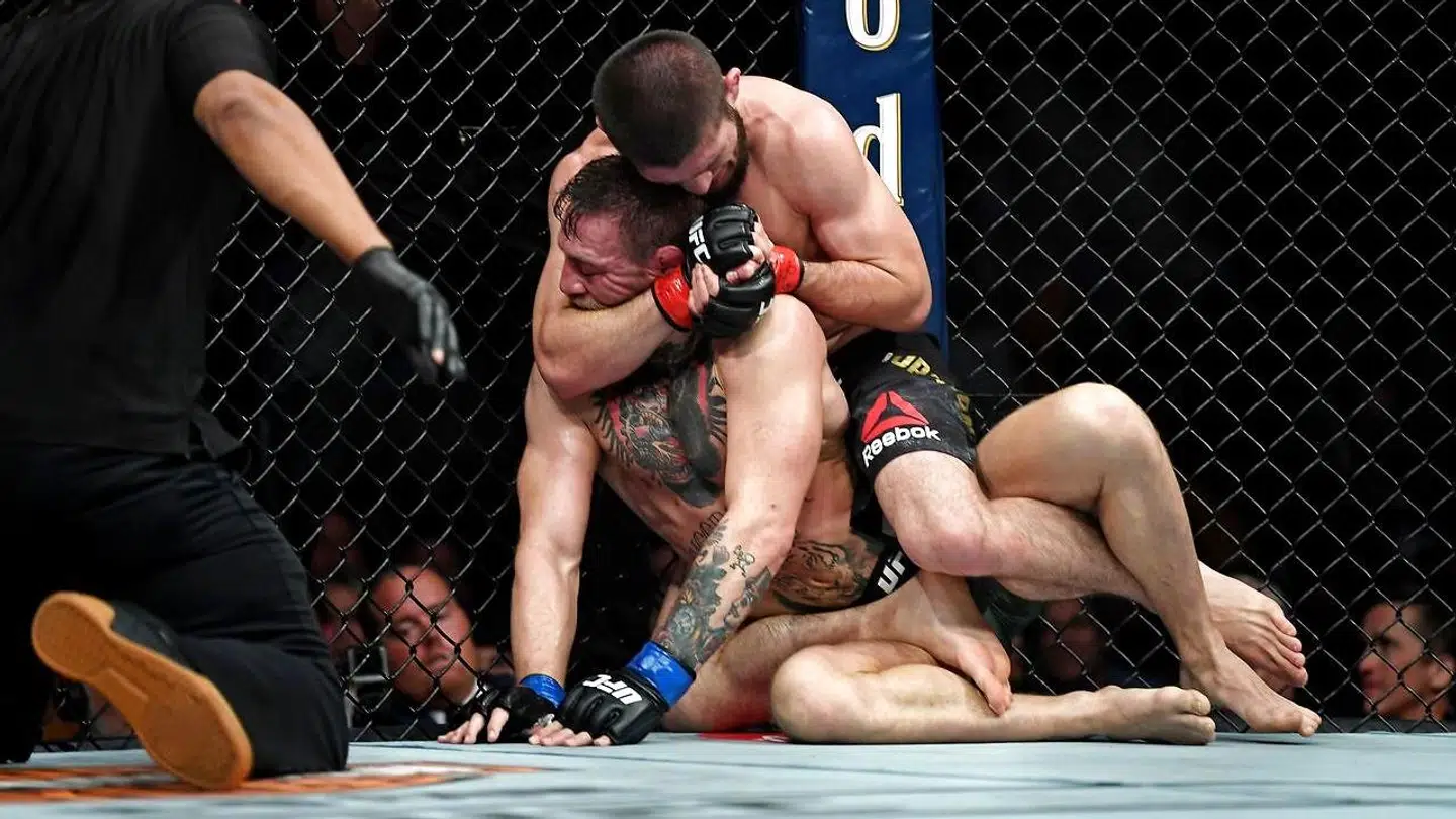 Khabib Nurmagomedov (øverst) vandt kampen mod Conor McGregor.