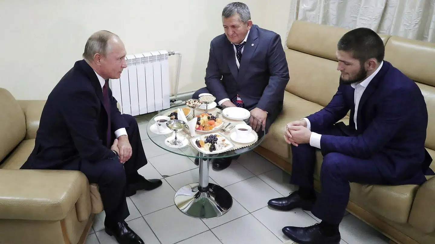 Khabib Nurmagomedov (th.) mødtes efter kampen med Vladimir Putin (tv.).