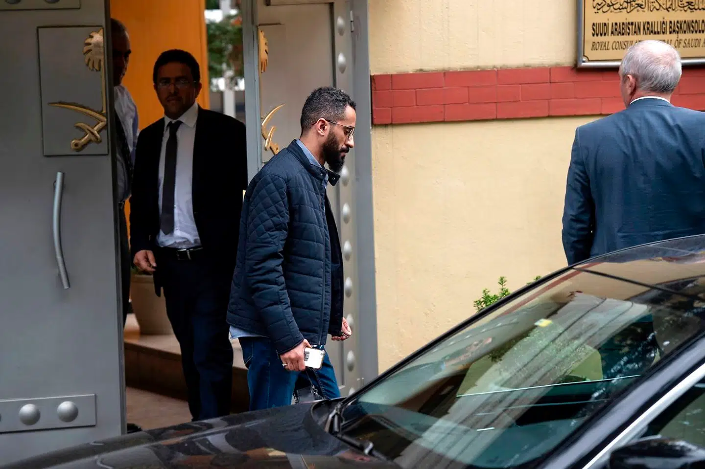 En besøgende forlader det saudiarabiske konsulat i Istanbul 13. oktober 2018.