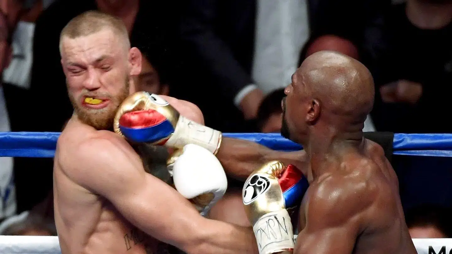 Sidste år slog Mayweather (til højre) Conor Mcgregor efter ti runder. Ethan Miller/Getty Images/AFP