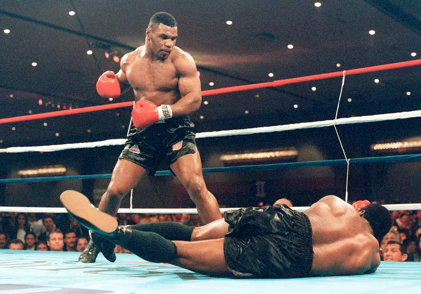 Mike Tyson vinder sin første sværvægtstitel i 1986.