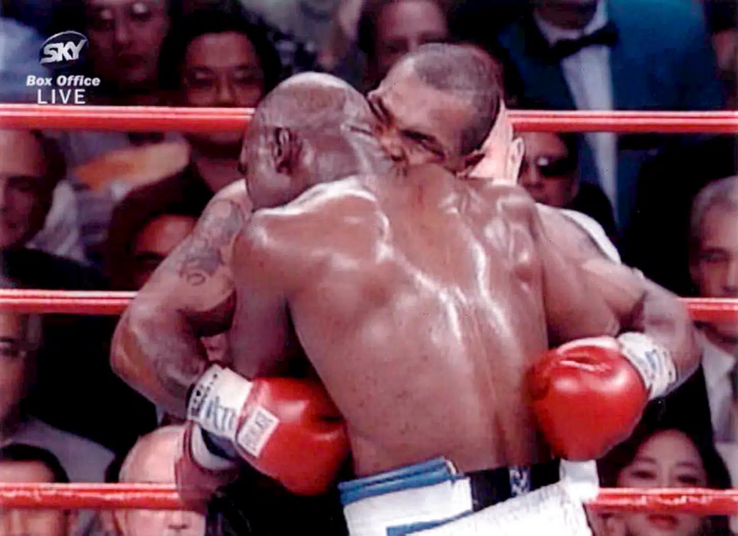 Mike tyson et stykke af Evander Holyfields øre af.
