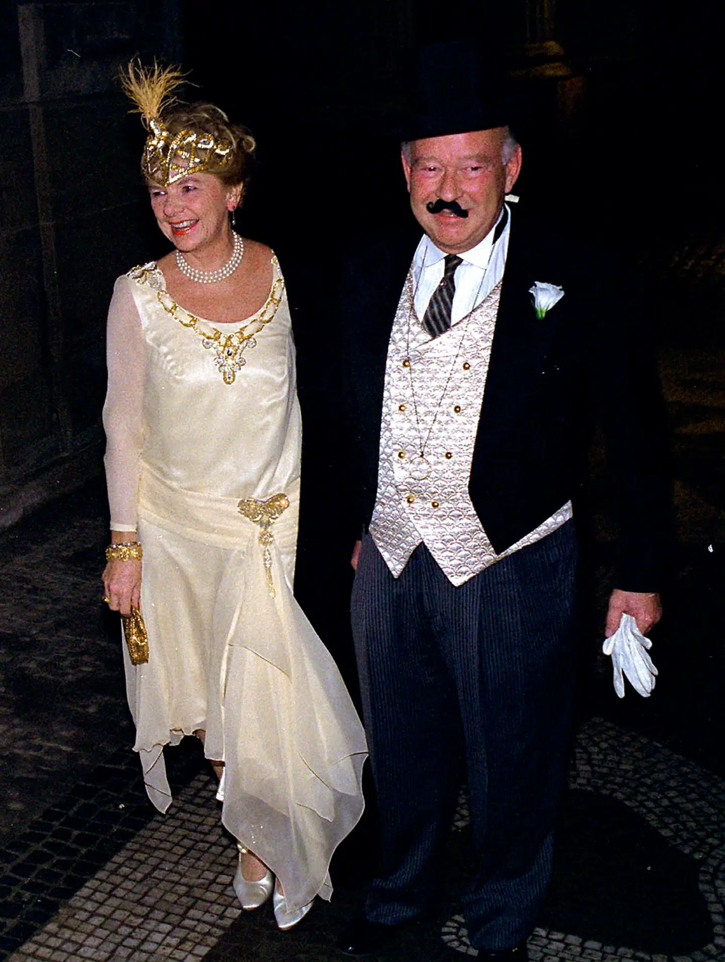 Ægteparret Heering på vej til nytårsfest på Amalienborg for nogle år siden. Festerne har altid et tema, og gæsterne møder op i udklædning.