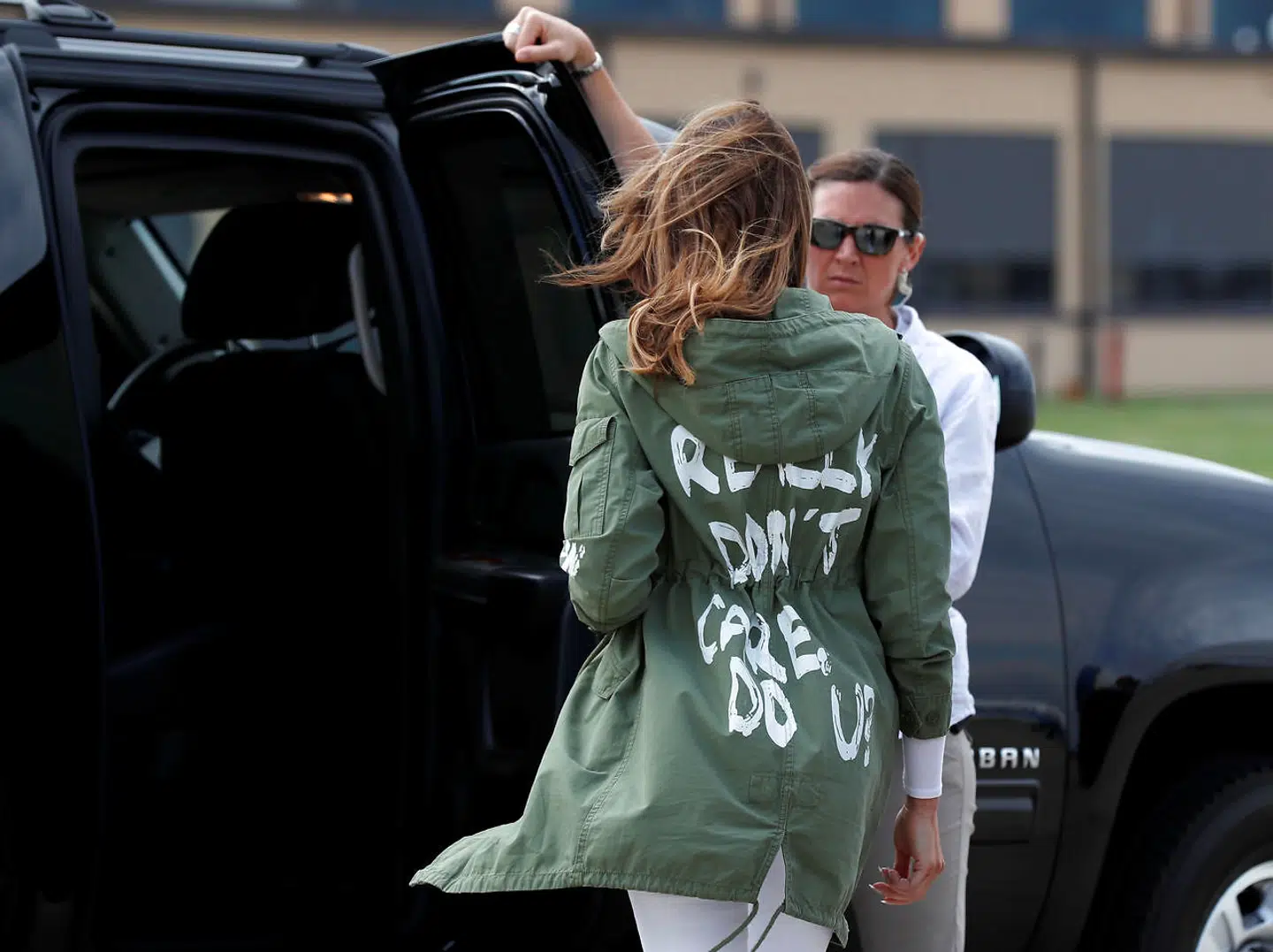 »I don't really care, do you?« står der på Melania Trumps meget omdiskuterede jakke.